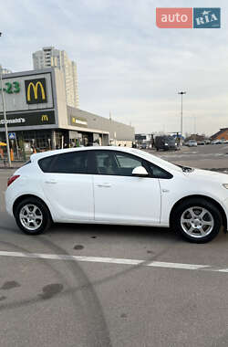 Хэтчбек Opel Astra 2012 в 