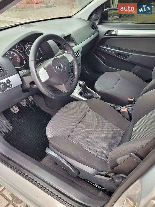 Хэтчбек Opel Astra 2009 в Мостиске