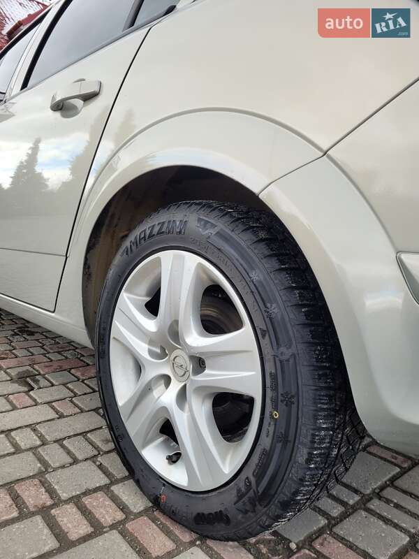 Хэтчбек Opel Astra 2009 в Мостиске