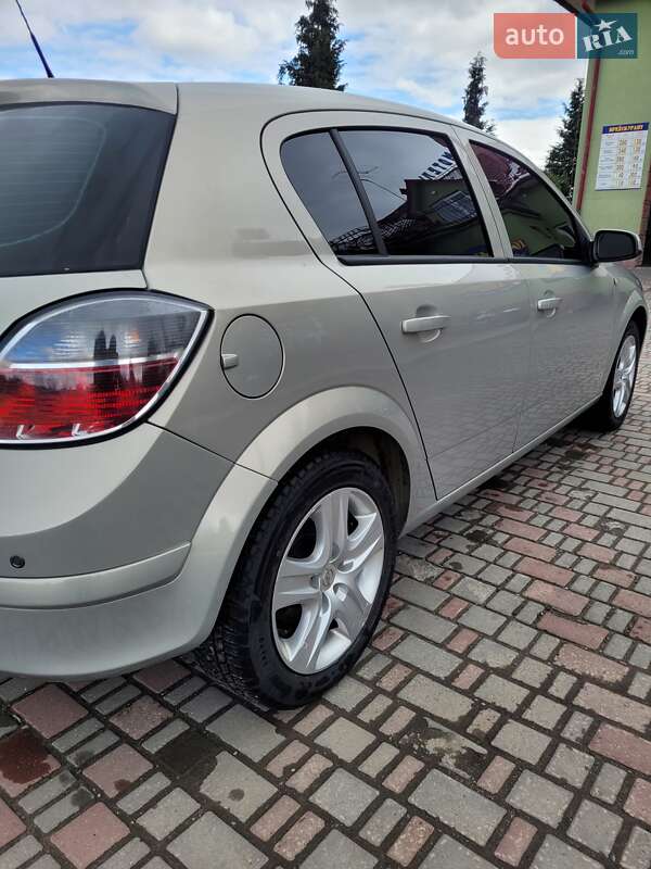 Хэтчбек Opel Astra 2009 в Мостиске