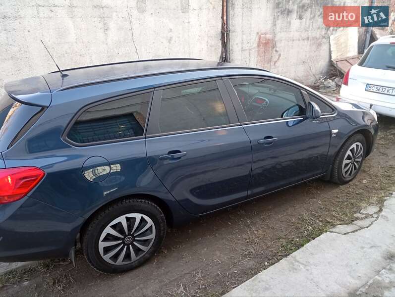 Универсал Opel Astra 2012 в Львове