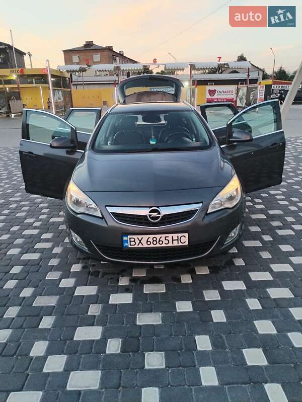 Универсал Opel Astra 2012 в 