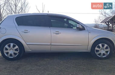 Хэтчбек Opel Astra 2004 в 