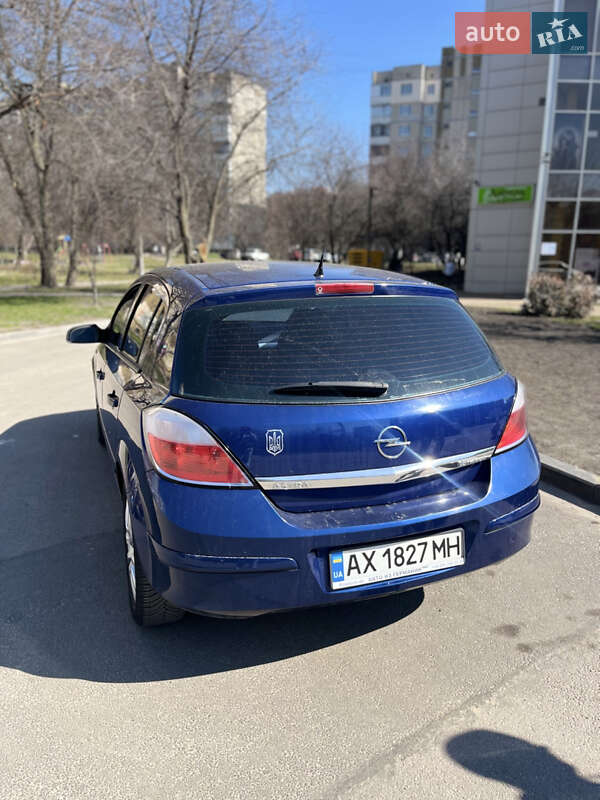 Хэтчбек Opel Astra 2004 в Вишневом