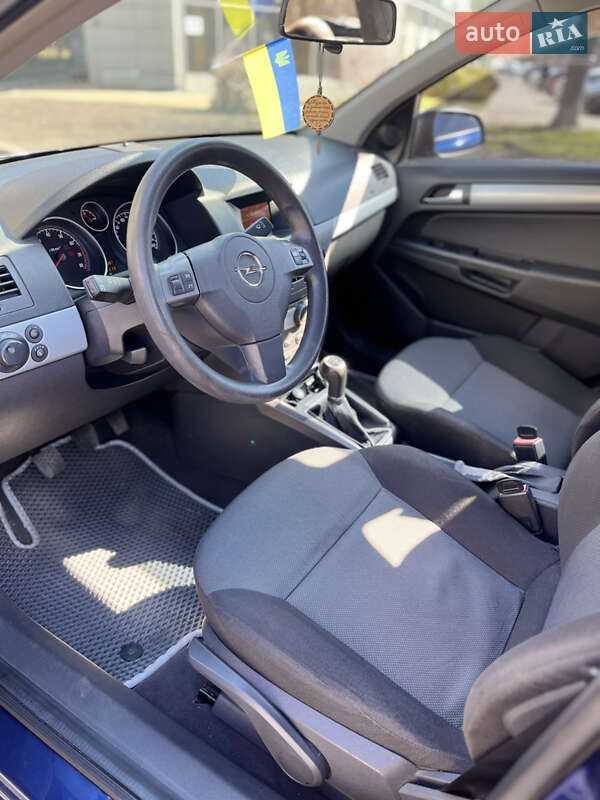 Хэтчбек Opel Astra 2004 в Вишневом