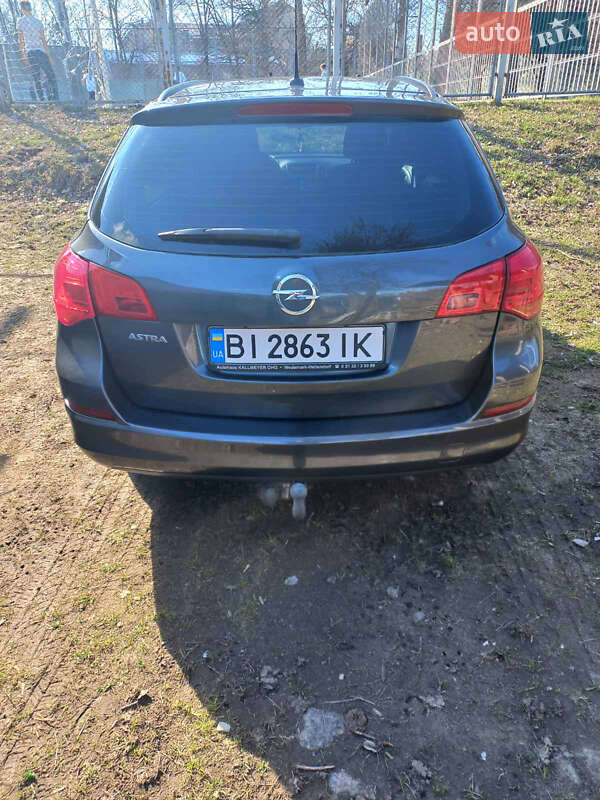 Универсал Opel Astra 2011 в Полтаве