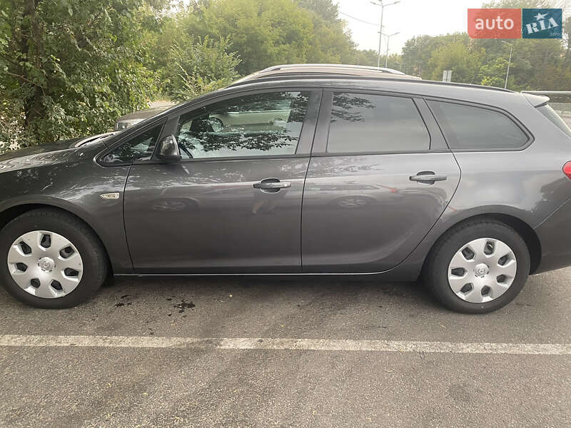 Универсал Opel Astra 2011 в Полтаве