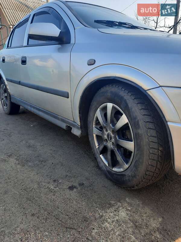 Седан Opel Astra 2005 в Сумах