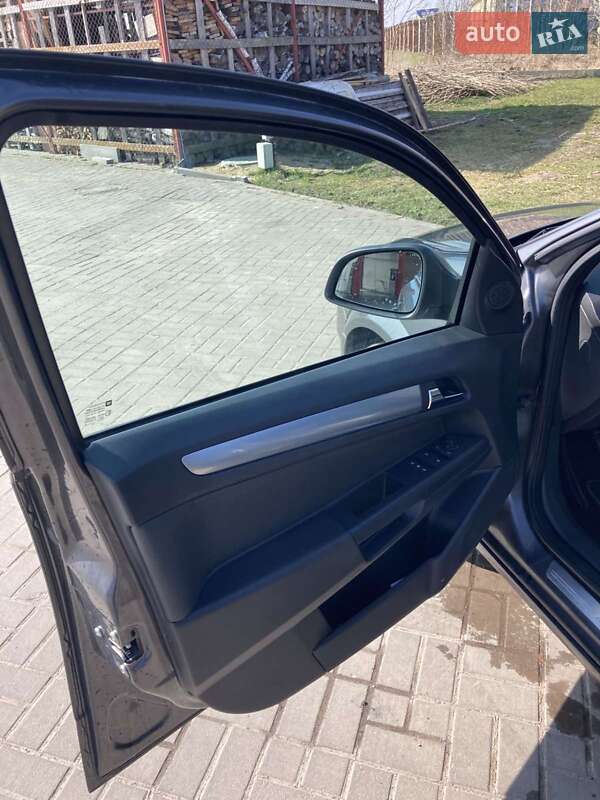 Универсал Opel Astra 2010 в Нововолынске