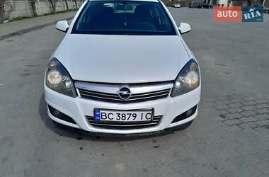 Хэтчбек Opel Astra 2012 в 