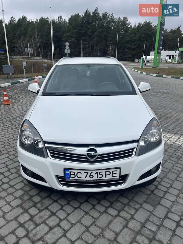 Універсал Opel Astra 2012 в Бродах