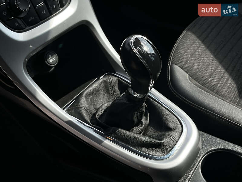 Універсал Opel Astra 2014 в Золочеві