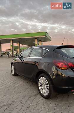 Хэтчбек Opel Astra 2011 в 