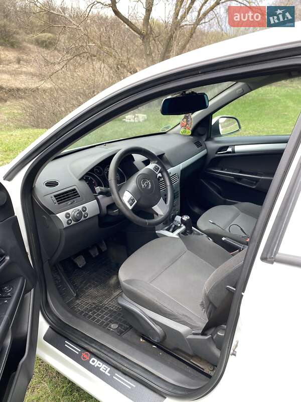 Универсал Opel Astra 2009 в Краснограде