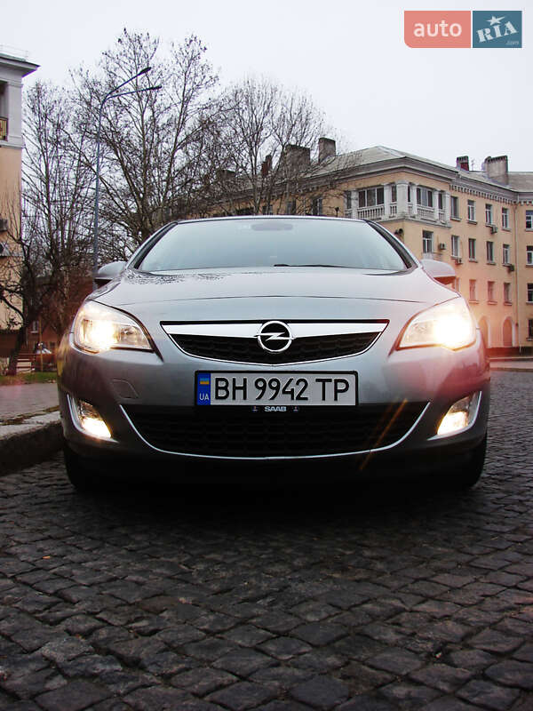 Хэтчбек Opel Astra 2010 в 