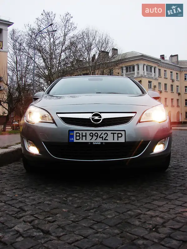 Хэтчбек Opel Astra 2010 в 