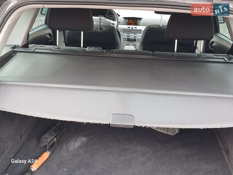 Универсал Opel Astra 2009 в Остроге