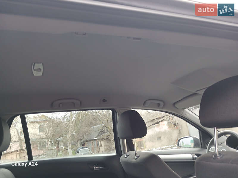 Универсал Opel Astra 2009 в Остроге