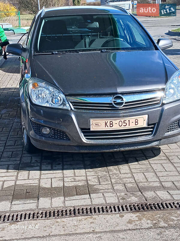 Универсал Opel Astra 2009 в Остроге