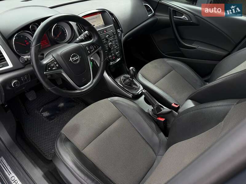 Универсал Opel Astra 2015 в Ровно