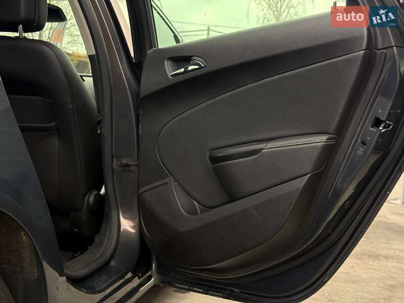 Универсал Opel Astra 2015 в Ровно