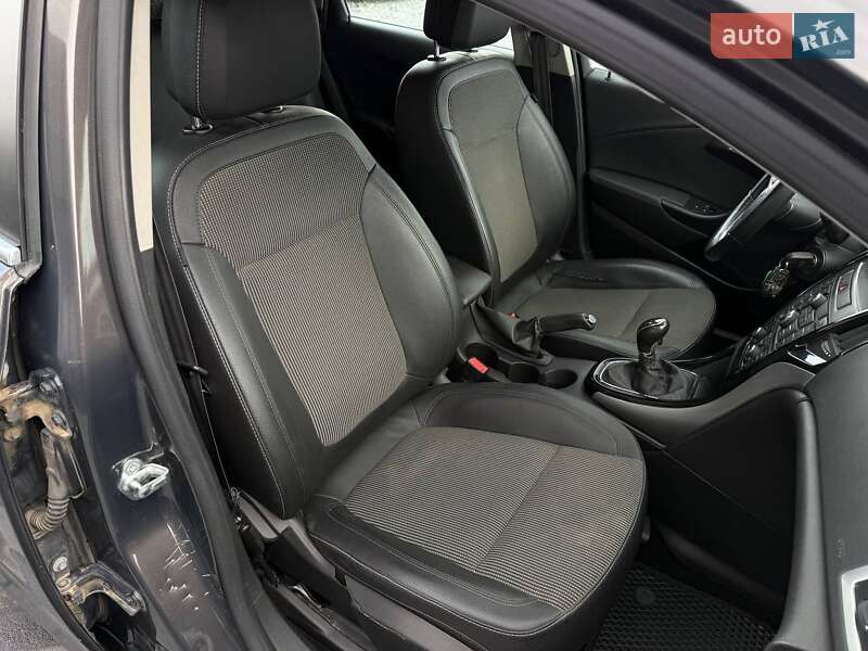 Универсал Opel Astra 2015 в Ровно