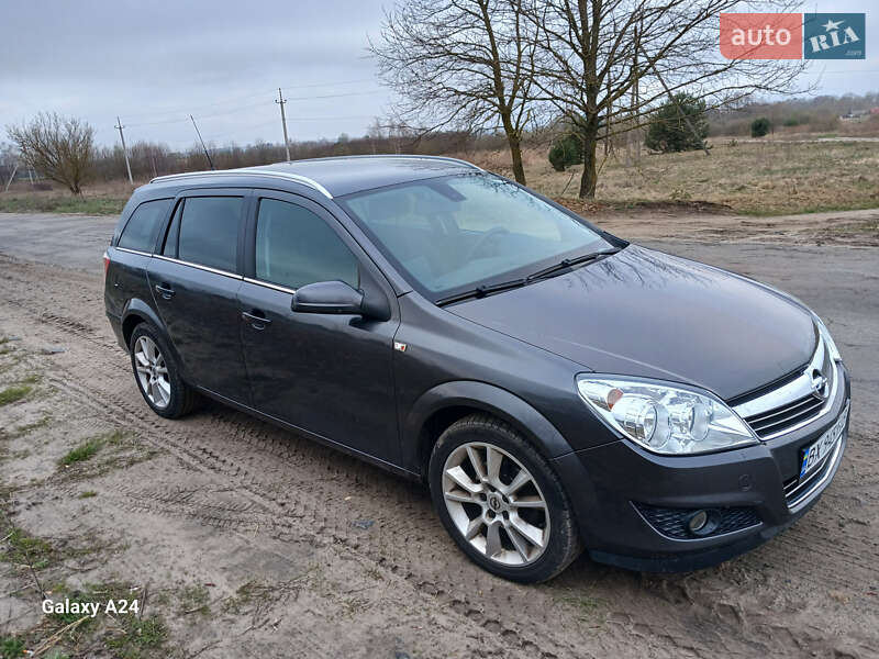 Универсал Opel Astra 2009 в Остроге