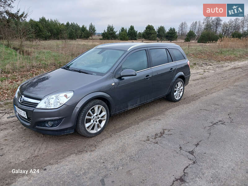 Универсал Opel Astra 2009 в Остроге