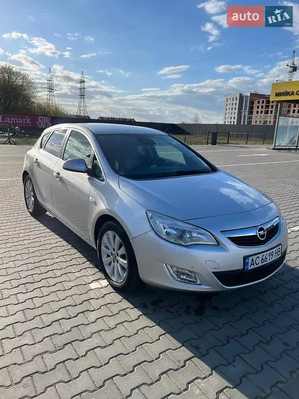 Хетчбек Opel Astra 2010 в 