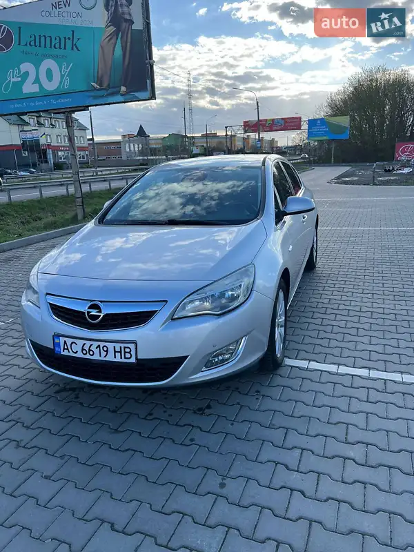 Хетчбек Opel Astra 2010 в 