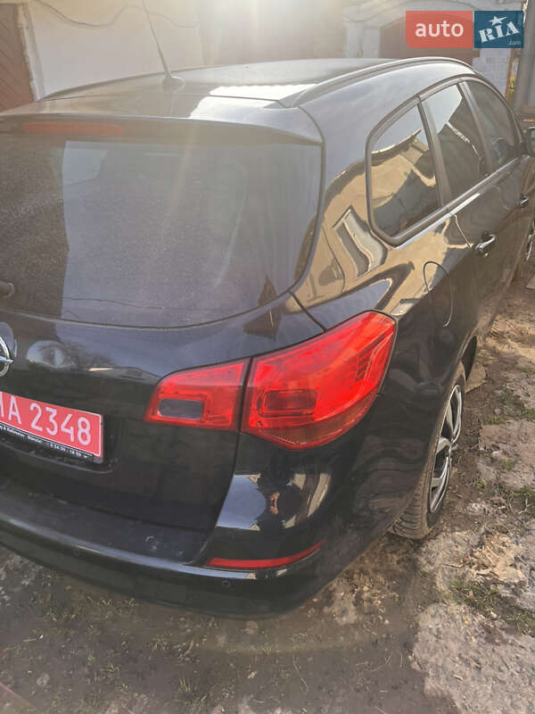 Універсал Opel Astra 2011 в Луцьку