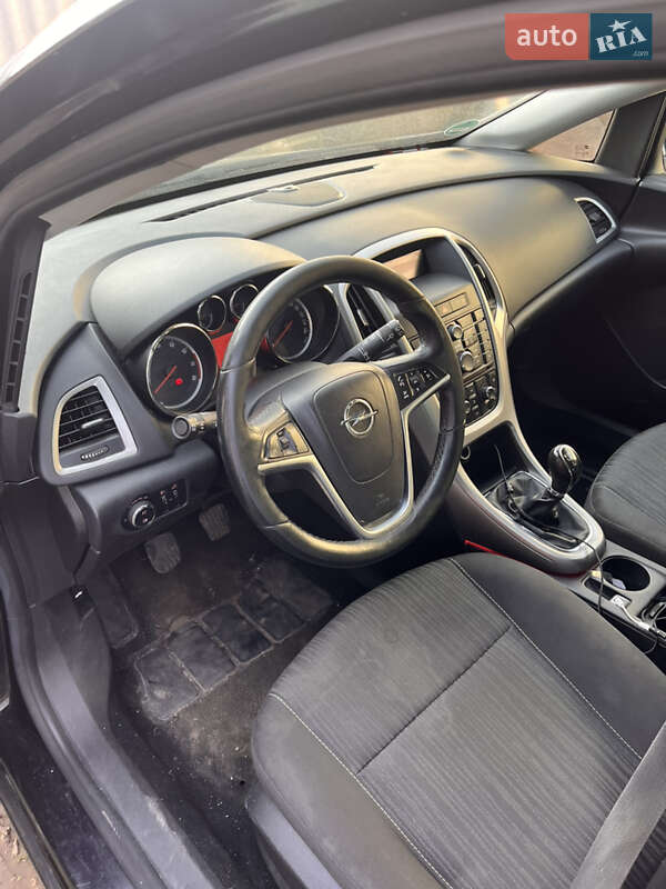 Універсал Opel Astra 2011 в Луцьку