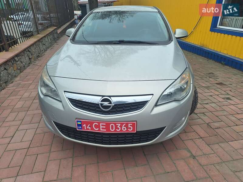 Хэтчбек Opel Astra 2010 в 