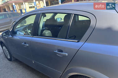 Хэтчбек Opel Astra 2005 в 