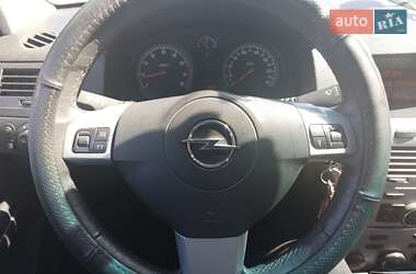 Хэтчбек Opel Astra 2013 в 