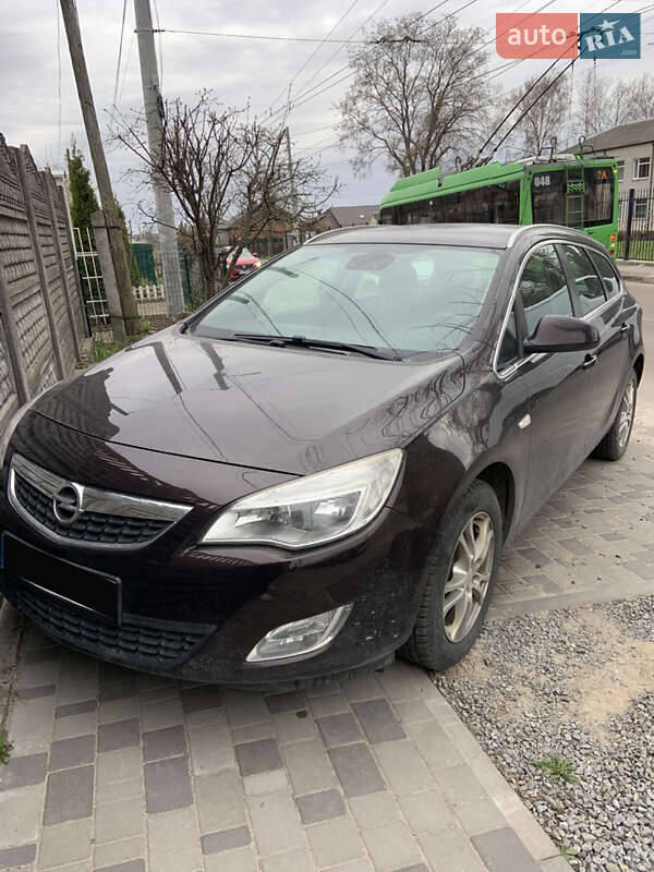 Универсал Opel Astra 2012 в 