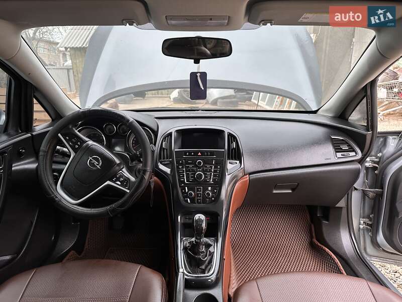 Універсал Opel Astra 2012 в Косові