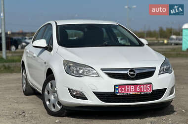 Хэтчбек Opel Astra 2011 в 