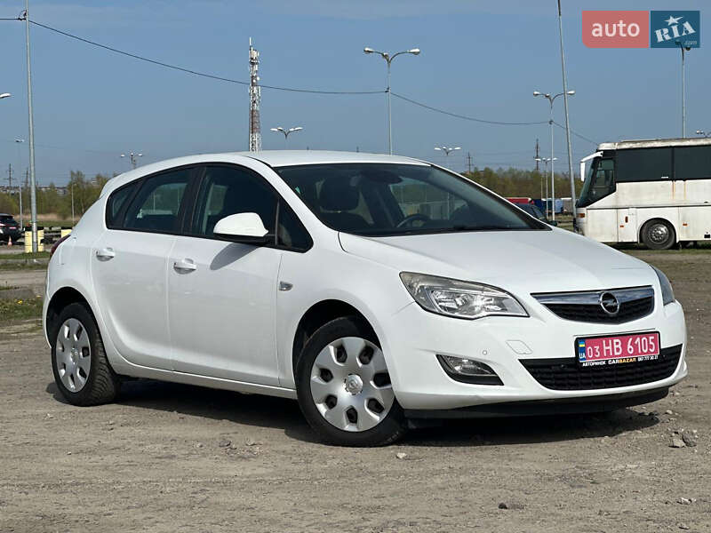 Хэтчбек Opel Astra 2011 в 