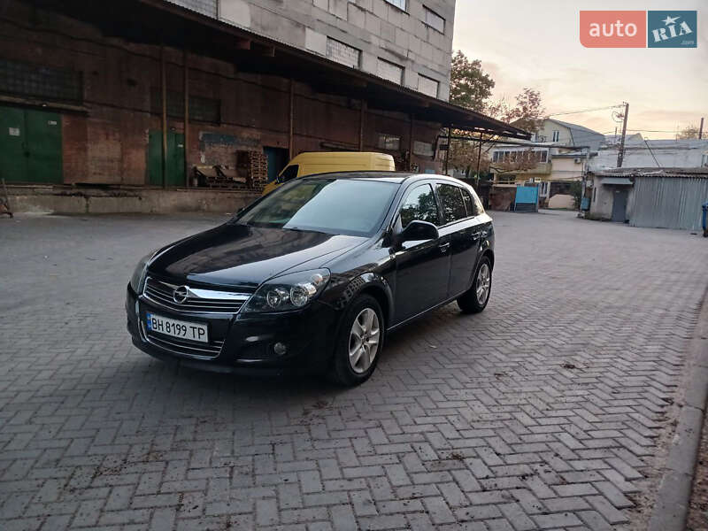 Хетчбек Opel Astra 2013 в 