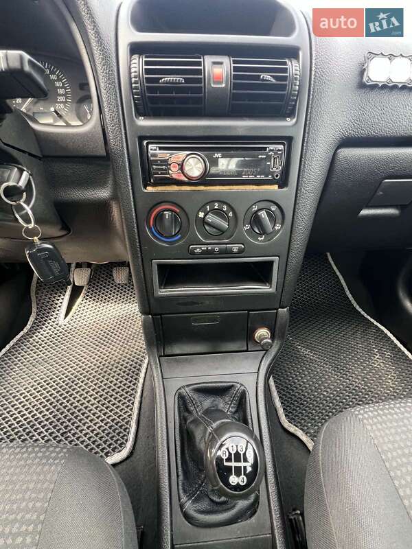 Седан Opel Astra 2006 в Прилуках