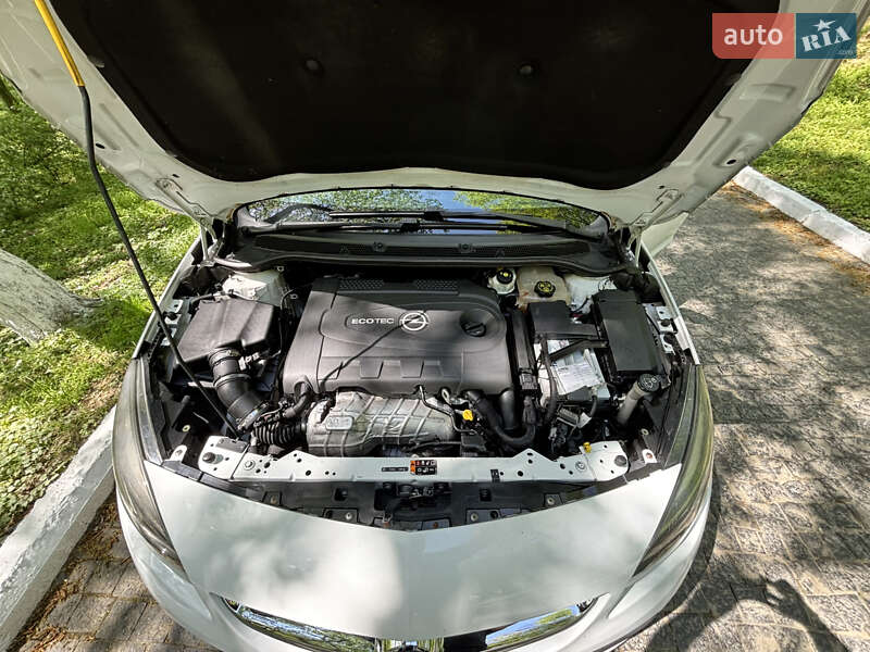 Хетчбек Opel Astra 2013 в Чернівцях