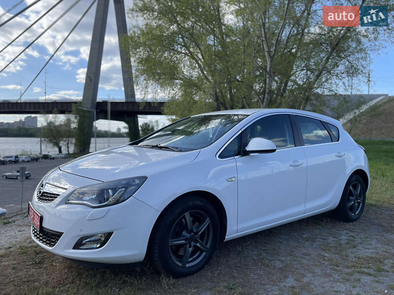 Хэтчбек Opel Astra 2010 в 