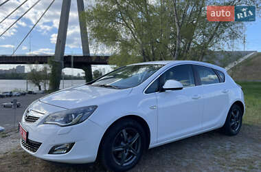 Хэтчбек Opel Astra 2010 в 