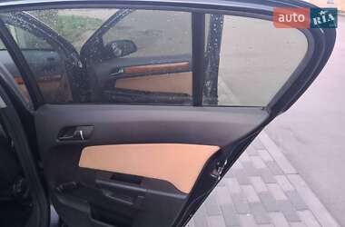 Хэтчбек Opel Astra 2006 в Пирятине