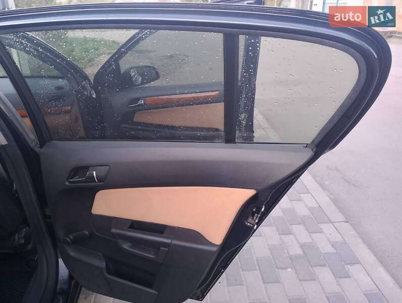 Хэтчбек Opel Astra 2006 в Пирятине