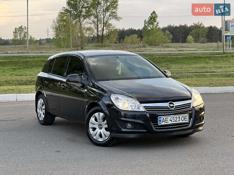Хетчбек Opel Astra 2011 в 