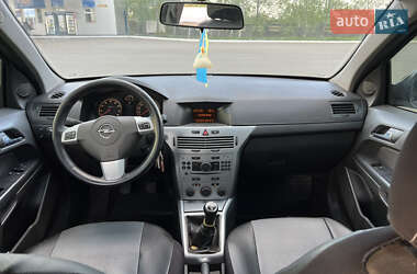 Хетчбек Opel Astra 2011 в 