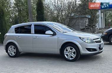 Хэтчбек Opel Astra 2010 в 