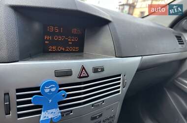 Хэтчбек Opel Astra 2010 в 